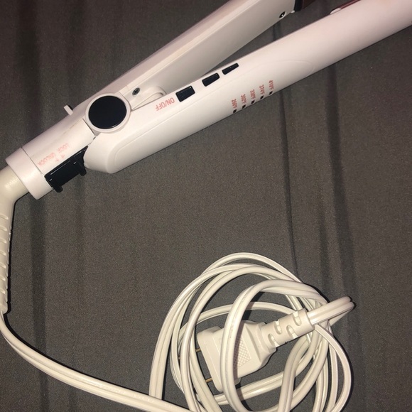 Barely used Conair straightener + bonus item - Picture 3 of 6